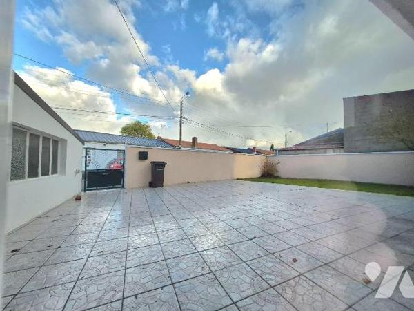 Belle maison de ville individuelle avec la possibilité de vivre en plain pied ! 
Elle se situe...