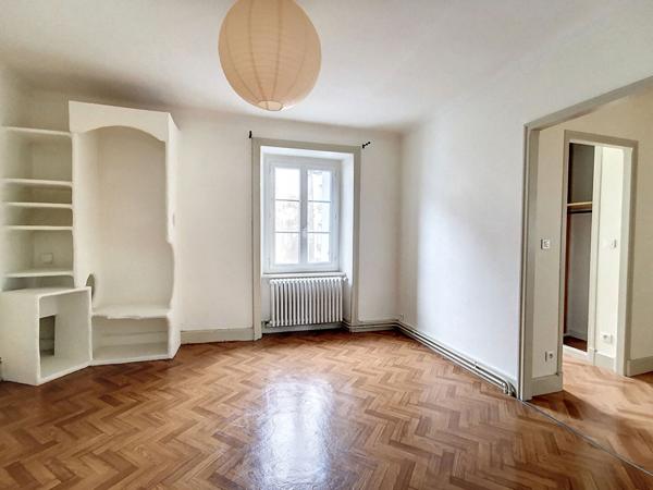 A Montsalvy, spécial investisseurs, à vendre Immeuble de rapport de plus de 700 m².