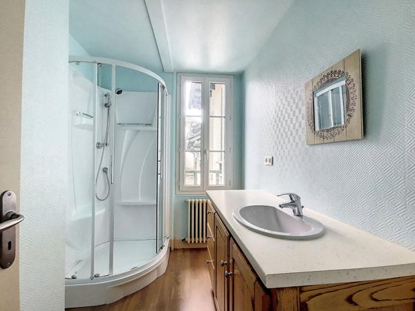 A Montsalvy, spécial investisseurs, à vendre Immeuble de rapport de plus de 700 m².