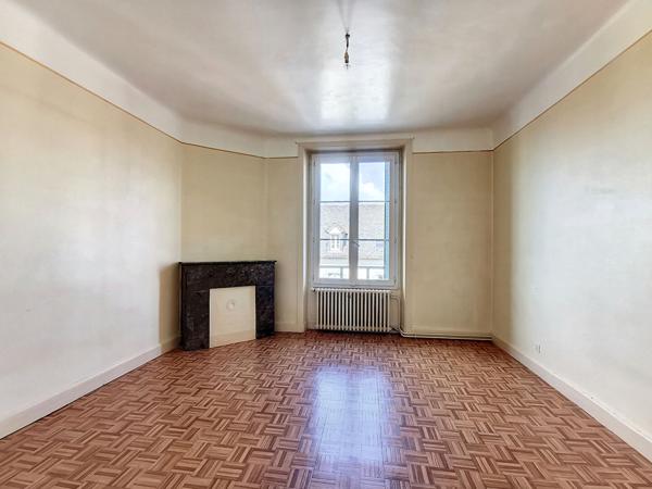 A Montsalvy, spécial investisseurs, à vendre Immeuble de rapport de plus de 700 m².