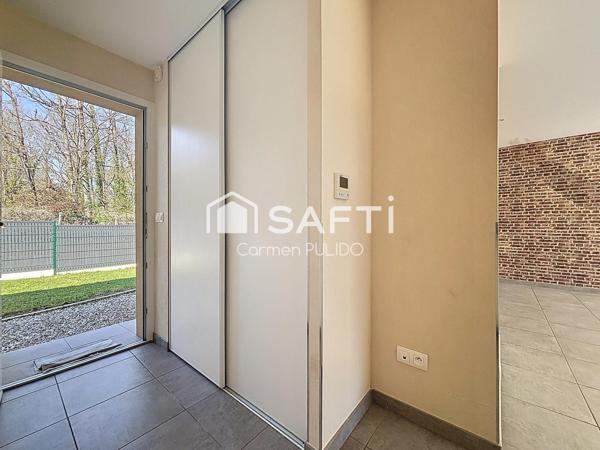 Maison contemporaine entièrement de plain-pied de 99 m² : 3 chambres, garage et jardin dans un environnement calme et proche des commerces.