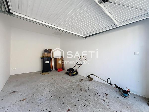 Maison contemporaine entièrement de plain-pied de 99 m² : 3 chambres, garage et jardin dans un environnement calme et proche des commerces.