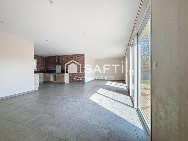 Maison contemporaine entièrement de plain-pied de 99 m² : 3 chambres, garage et jardin dans un environnement calme et proche des commerces.