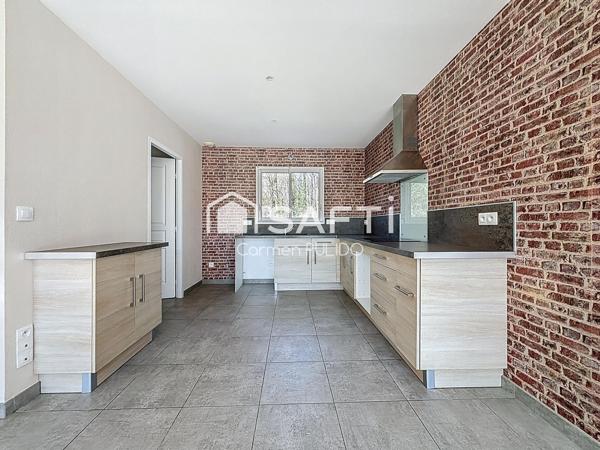 Maison contemporaine entièrement de plain-pied de 99 m² : 3 chambres, garage et jardin dans un environnement calme et proche des commerces.