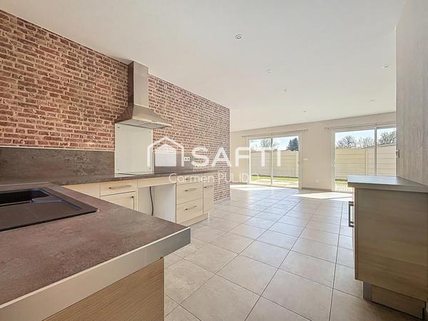 Maison contemporaine entièrement de plain-pied de 99 m² : 3 chambres, garage et jardin dans un environnement calme et proche des commerces.