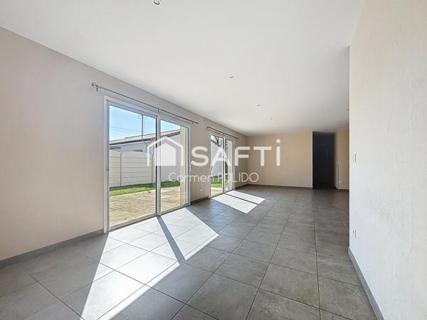 Maison contemporaine entièrement de plain-pied de 99 m² : 3 chambres, garage et jardin dans un environnement calme et proche des commerces.