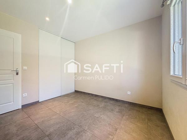 Maison contemporaine entièrement de plain-pied de 99 m² : 3 chambres, garage et jardin dans un environnement calme et proche des commerces.