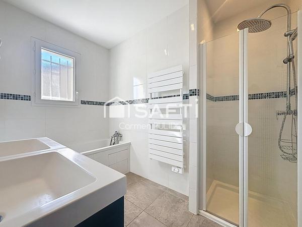 Maison contemporaine entièrement de plain-pied de 99 m² : 3 chambres, garage et jardin dans un environnement calme et proche des commerces.