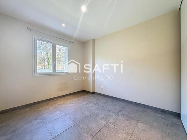 Maison contemporaine entièrement de plain-pied de 99 m² : 3 chambres, garage et jardin dans un environnement calme et proche des commerces.