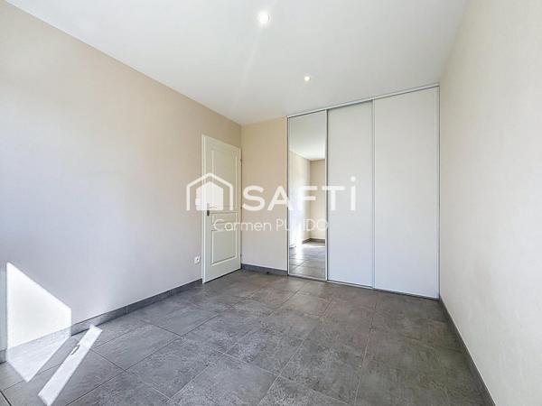 Maison contemporaine entièrement de plain-pied de 99 m² : 3 chambres, garage et jardin dans un environnement calme et proche des commerces.