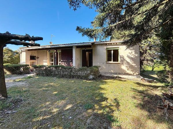 Maison avec sous-sol total et terrain de 1500m2 : un vrai potentiel