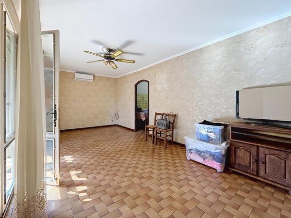 Maison avec sous-sol total et terrain de 1500m2 : un vrai potentiel