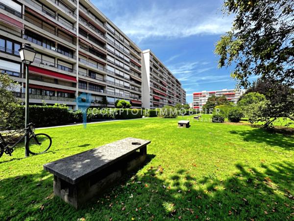 Appartement
                                                                                                                                                                                                                                                                                                                        5 pièce(s)                                                                                                                                                                                                          3 chambre(s)                                                                                                                                                                                                          108  m²