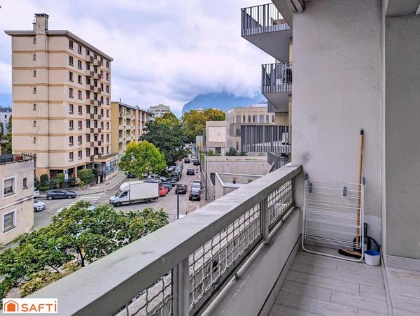 Grand studio de 32m² rénové, lumineux et entièrement meublé