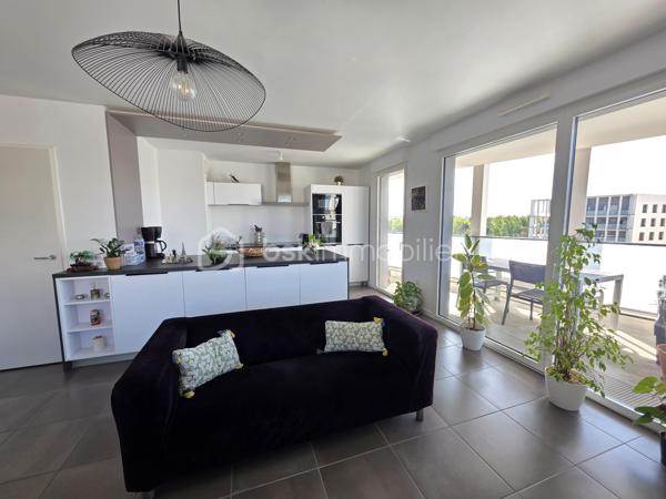 Bordeaux Lac – Appartement T5 en étage élevé avec terrasse et vue dégagée

Situé au cœur du quartier de Bordeaux Lac, au 8ᵉ étage d’une résidence récente et bien entretenue, découvrez ce spacieux appartement de type T5, lumineux et sans vis-à-vis.

L’entrée dessert un séjour lumineux avec cuisine ouverte, créant un espace de vie convivial, prolongé par un grand balcon idéal pour profiter de l’extérieur au quotidien.

L’appartement se compose de quatre chambres, dont une suite parentale avec salle d’eau et accès direct à une terrasse privative, véritable espace de détente. Vous trouverez également une salle de bains, deux WC, une buanderie ainsi que de nombreux rangements. 

Les + du bien :

Résidence récente (2019)
Aucun travaux à prévoir
Étage élevé, très lumineux
Vue dégagée sans vis-à-vis
Balcon + terrasse
Suite parentale avec extérieur
2 places de parking en sous-sol

Les charges comprennent les charges communes, l'ascenseur, l'eau et le chauffage par biomasse.

À proximité immédiate des commerces, transports, écoles et commodités du secteur Bordeaux Lac.

Un bien clé en main, idéal pour une famille !