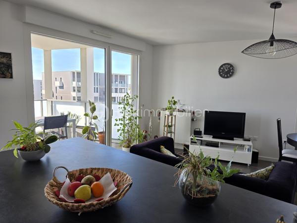 Bordeaux Lac – Appartement T5 en étage élevé avec terrasse et vue dégagée

Situé au cœur du quartier de Bordeaux Lac, au 8ᵉ étage d’une résidence récente et bien entretenue, découvrez ce spacieux appartement de type T5, lumineux et sans vis-à-vis.

L’entrée dessert un séjour lumineux avec cuisine ouverte, créant un espace de vie convivial, prolongé par un grand balcon idéal pour profiter de l’extérieur au quotidien.

L’appartement se compose de quatre chambres, dont une suite parentale avec salle d’eau et accès direct à une terrasse privative, véritable espace de détente. Vous trouverez également une salle de bains, deux WC, une buanderie ainsi que de nombreux rangements. 

Les + du bien :

Résidence récente (2019)
Aucun travaux à prévoir
Étage élevé, très lumineux
Vue dégagée sans vis-à-vis
Balcon + terrasse
Suite parentale avec extérieur
2 places de parking en sous-sol

Les charges comprennent les charges communes, l'ascenseur, l'eau et le chauffage par biomasse.

À proximité immédiate des commerces, transports, écoles et commodités du secteur Bordeaux Lac.

Un bien clé en main, idéal pour une famille !