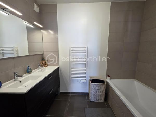 Bordeaux Lac – Appartement T5 en étage élevé avec terrasse et vue dégagée

Situé au cœur du quartier de Bordeaux Lac, au 8ᵉ étage d’une résidence récente et bien entretenue, découvrez ce spacieux appartement de type T5, lumineux et sans vis-à-vis.

L’entrée dessert un séjour lumineux avec cuisine ouverte, créant un espace de vie convivial, prolongé par un grand balcon idéal pour profiter de l’extérieur au quotidien.

L’appartement se compose de quatre chambres, dont une suite parentale avec salle d’eau et accès direct à une terrasse privative, véritable espace de détente. Vous trouverez également une salle de bains, deux WC, une buanderie ainsi que de nombreux rangements. 

Les + du bien :

Résidence récente (2019)
Aucun travaux à prévoir
Étage élevé, très lumineux
Vue dégagée sans vis-à-vis
Balcon + terrasse
Suite parentale avec extérieur
2 places de parking en sous-sol

Les charges comprennent les charges communes, l'ascenseur, l'eau et le chauffage par biomasse.

À proximité immédiate des commerces, transports, écoles et commodités du secteur Bordeaux Lac.

Un bien clé en main, idéal pour une famille !