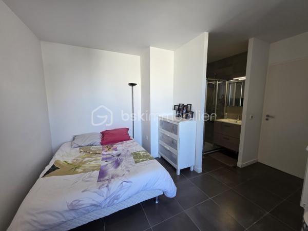 Bordeaux Lac – Appartement T5 en étage élevé avec terrasse et vue dégagée

Situé au cœur du quartier de Bordeaux Lac, au 8ᵉ étage d’une résidence récente et bien entretenue, découvrez ce spacieux appartement de type T5, lumineux et sans vis-à-vis.

L’entrée dessert un séjour lumineux avec cuisine ouverte, créant un espace de vie convivial, prolongé par un grand balcon idéal pour profiter de l’extérieur au quotidien.

L’appartement se compose de quatre chambres, dont une suite parentale avec salle d’eau et accès direct à une terrasse privative, véritable espace de détente. Vous trouverez également une salle de bains, deux WC, une buanderie ainsi que de nombreux rangements. 

Les + du bien :

Résidence récente (2019)
Aucun travaux à prévoir
Étage élevé, très lumineux
Vue dégagée sans vis-à-vis
Balcon + terrasse
Suite parentale avec extérieur
2 places de parking en sous-sol

Les charges comprennent les charges communes, l'ascenseur, l'eau et le chauffage par biomasse.

À proximité immédiate des commerces, transports, écoles et commodités du secteur Bordeaux Lac.

Un bien clé en main, idéal pour une famille !