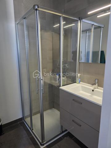 Bordeaux Lac – Appartement T5 en étage élevé avec terrasse et vue dégagée

Situé au cœur du quartier de Bordeaux Lac, au 8ᵉ étage d’une résidence récente et bien entretenue, découvrez ce spacieux appartement de type T5, lumineux et sans vis-à-vis.

L’entrée dessert un séjour lumineux avec cuisine ouverte, créant un espace de vie convivial, prolongé par un grand balcon idéal pour profiter de l’extérieur au quotidien.

L’appartement se compose de quatre chambres, dont une suite parentale avec salle d’eau et accès direct à une terrasse privative, véritable espace de détente. Vous trouverez également une salle de bains, deux WC, une buanderie ainsi que de nombreux rangements. 

Les + du bien :

Résidence récente (2019)
Aucun travaux à prévoir
Étage élevé, très lumineux
Vue dégagée sans vis-à-vis
Balcon + terrasse
Suite parentale avec extérieur
2 places de parking en sous-sol

Les charges comprennent les charges communes, l'ascenseur, l'eau et le chauffage par biomasse.

À proximité immédiate des commerces, transports, écoles et commodités du secteur Bordeaux Lac.

Un bien clé en main, idéal pour une famille !