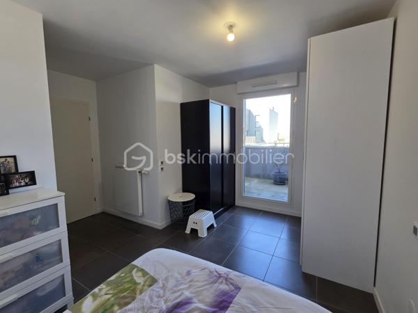 Bordeaux Lac – Appartement T5 en étage élevé avec terrasse et vue dégagée

Situé au cœur du quartier de Bordeaux Lac, au 8ᵉ étage d’une résidence récente et bien entretenue, découvrez ce spacieux appartement de type T5, lumineux et sans vis-à-vis.

L’entrée dessert un séjour lumineux avec cuisine ouverte, créant un espace de vie convivial, prolongé par un grand balcon idéal pour profiter de l’extérieur au quotidien.

L’appartement se compose de quatre chambres, dont une suite parentale avec salle d’eau et accès direct à une terrasse privative, véritable espace de détente. Vous trouverez également une salle de bains, deux WC, une buanderie ainsi que de nombreux rangements. 

Les + du bien :

Résidence récente (2019)
Aucun travaux à prévoir
Étage élevé, très lumineux
Vue dégagée sans vis-à-vis
Balcon + terrasse
Suite parentale avec extérieur
2 places de parking en sous-sol

Les charges comprennent les charges communes, l'ascenseur, l'eau et le chauffage par biomasse.

À proximité immédiate des commerces, transports, écoles et commodités du secteur Bordeaux Lac.

Un bien clé en main, idéal pour une famille !