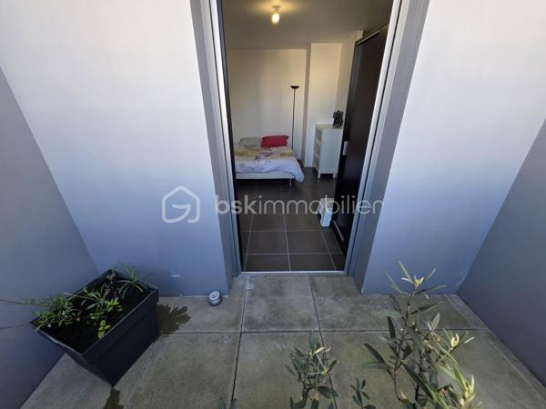 Bordeaux Lac – Appartement T5 en étage élevé avec terrasse et vue dégagée

Situé au cœur du quartier de Bordeaux Lac, au 8ᵉ étage d’une résidence récente et bien entretenue, découvrez ce spacieux appartement de type T5, lumineux et sans vis-à-vis.

L’entrée dessert un séjour lumineux avec cuisine ouverte, créant un espace de vie convivial, prolongé par un grand balcon idéal pour profiter de l’extérieur au quotidien.

L’appartement se compose de quatre chambres, dont une suite parentale avec salle d’eau et accès direct à une terrasse privative, véritable espace de détente. Vous trouverez également une salle de bains, deux WC, une buanderie ainsi que de nombreux rangements. 

Les + du bien :

Résidence récente (2019)
Aucun travaux à prévoir
Étage élevé, très lumineux
Vue dégagée sans vis-à-vis
Balcon + terrasse
Suite parentale avec extérieur
2 places de parking en sous-sol

Les charges comprennent les charges communes, l'ascenseur, l'eau et le chauffage par biomasse.

À proximité immédiate des commerces, transports, écoles et commodités du secteur Bordeaux Lac.

Un bien clé en main, idéal pour une famille !