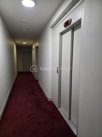 Bordeaux Lac – Appartement T5 en étage élevé avec terrasse et vue dégagée

Situé au cœur du quartier de Bordeaux Lac, au 8ᵉ étage d’une résidence récente et bien entretenue, découvrez ce spacieux appartement de type T5, lumineux et sans vis-à-vis.

L’entrée dessert un séjour lumineux avec cuisine ouverte, créant un espace de vie convivial, prolongé par un grand balcon idéal pour profiter de l’extérieur au quotidien.

L’appartement se compose de quatre chambres, dont une suite parentale avec salle d’eau et accès direct à une terrasse privative, véritable espace de détente. Vous trouverez également une salle de bains, deux WC, une buanderie ainsi que de nombreux rangements. 

Les + du bien :

Résidence récente (2019)
Aucun travaux à prévoir
Étage élevé, très lumineux
Vue dégagée sans vis-à-vis
Balcon + terrasse
Suite parentale avec extérieur
2 places de parking en sous-sol

Les charges comprennent les charges communes, l'ascenseur, l'eau et le chauffage par biomasse.

À proximité immédiate des commerces, transports, écoles et commodités du secteur Bordeaux Lac.

Un bien clé en main, idéal pour une famille !