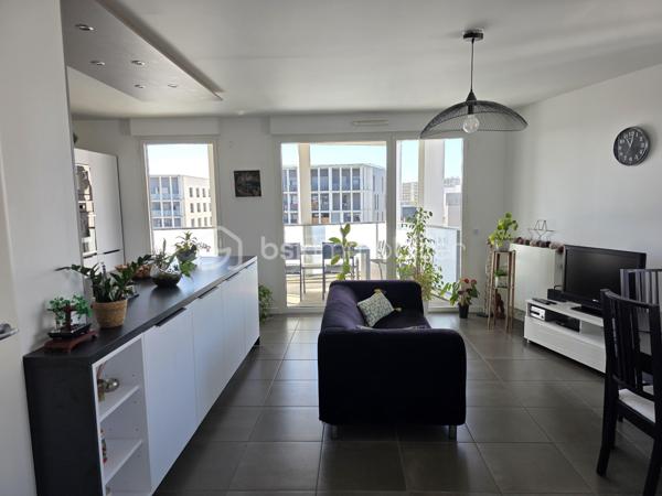 Bordeaux Lac – Appartement T5 en étage élevé avec terrasse et vue dégagée

Situé au cœur du quartier de Bordeaux Lac, au 8ᵉ étage d’une résidence récente et bien entretenue, découvrez ce spacieux appartement de type T5, lumineux et sans vis-à-vis.

L’entrée dessert un séjour lumineux avec cuisine ouverte, créant un espace de vie convivial, prolongé par un grand balcon idéal pour profiter de l’extérieur au quotidien.

L’appartement se compose de quatre chambres, dont une suite parentale avec salle d’eau et accès direct à une terrasse privative, véritable espace de détente. Vous trouverez également une salle de bains, deux WC, une buanderie ainsi que de nombreux rangements. 

Les + du bien :

Résidence récente (2019)
Aucun travaux à prévoir
Étage élevé, très lumineux
Vue dégagée sans vis-à-vis
Balcon + terrasse
Suite parentale avec extérieur
2 places de parking en sous-sol

Les charges comprennent les charges communes, l'ascenseur, l'eau et le chauffage par biomasse.

À proximité immédiate des commerces, transports, écoles et commodités du secteur Bordeaux Lac.

Un bien clé en main, idéal pour une famille !