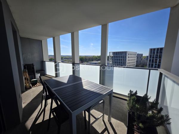 Bordeaux Lac – Appartement T5 en étage élevé avec terrasse et vue dégagée

Situé au cœur du quartier de Bordeaux Lac, au 8ᵉ étage d’une résidence récente et bien entretenue, découvrez ce spacieux appartement de type T5, lumineux et sans vis-à-vis.

L’entrée dessert un séjour lumineux avec cuisine ouverte, créant un espace de vie convivial, prolongé par un grand balcon idéal pour profiter de l’extérieur au quotidien.

L’appartement se compose de quatre chambres, dont une suite parentale avec salle d’eau et accès direct à une terrasse privative, véritable espace de détente. Vous trouverez également une salle de bains, deux WC, une buanderie ainsi que de nombreux rangements. 

Les + du bien :

Résidence récente (2019)
Aucun travaux à prévoir
Étage élevé, très lumineux
Vue dégagée sans vis-à-vis
Balcon + terrasse
Suite parentale avec extérieur
2 places de parking en sous-sol

Les charges comprennent les charges communes, l'ascenseur, l'eau et le chauffage par biomasse.

À proximité immédiate des commerces, transports, écoles et commodités du secteur Bordeaux Lac.

Un bien clé en main, idéal pour une famille !