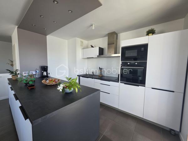 Bordeaux Lac – Appartement T5 en étage élevé avec terrasse et vue dégagée

Situé au cœur du quartier de Bordeaux Lac, au 8ᵉ étage d’une résidence récente et bien entretenue, découvrez ce spacieux appartement de type T5, lumineux et sans vis-à-vis.

L’entrée dessert un séjour lumineux avec cuisine ouverte, créant un espace de vie convivial, prolongé par un grand balcon idéal pour profiter de l’extérieur au quotidien.

L’appartement se compose de quatre chambres, dont une suite parentale avec salle d’eau et accès direct à une terrasse privative, véritable espace de détente. Vous trouverez également une salle de bains, deux WC, une buanderie ainsi que de nombreux rangements. 

Les + du bien :

Résidence récente (2019)
Aucun travaux à prévoir
Étage élevé, très lumineux
Vue dégagée sans vis-à-vis
Balcon + terrasse
Suite parentale avec extérieur
2 places de parking en sous-sol

Les charges comprennent les charges communes, l'ascenseur, l'eau et le chauffage par biomasse.

À proximité immédiate des commerces, transports, écoles et commodités du secteur Bordeaux Lac.

Un bien clé en main, idéal pour une famille !