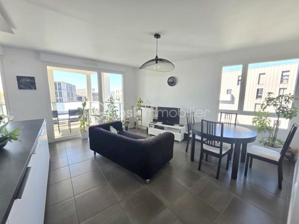 Bordeaux Lac – Appartement T5 en étage élevé avec terrasse et vue dégagée

Situé au cœur du quartier de Bordeaux Lac, au 8ᵉ étage d’une résidence récente et bien entretenue, découvrez ce spacieux appartement de type T5, lumineux et sans vis-à-vis.

L’entrée dessert un séjour lumineux avec cuisine ouverte, créant un espace de vie convivial, prolongé par un grand balcon idéal pour profiter de l’extérieur au quotidien.

L’appartement se compose de quatre chambres, dont une suite parentale avec salle d’eau et accès direct à une terrasse privative, véritable espace de détente. Vous trouverez également une salle de bains, deux WC, une buanderie ainsi que de nombreux rangements. 

Les + du bien :

Résidence récente (2019)
Aucun travaux à prévoir
Étage élevé, très lumineux
Vue dégagée sans vis-à-vis
Balcon + terrasse
Suite parentale avec extérieur
2 places de parking en sous-sol

Les charges comprennent les charges communes, l'ascenseur, l'eau et le chauffage par biomasse.

À proximité immédiate des commerces, transports, écoles et commodités du secteur Bordeaux Lac.

Un bien clé en main, idéal pour une famille !