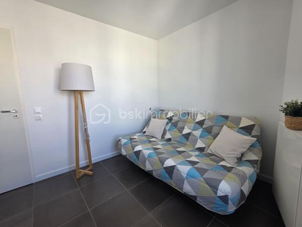 Bordeaux Lac – Appartement T5 en étage élevé avec terrasse et vue dégagée

Situé au cœur du quartier de Bordeaux Lac, au 8ᵉ étage d’une résidence récente et bien entretenue, découvrez ce spacieux appartement de type T5, lumineux et sans vis-à-vis.

L’entrée dessert un séjour lumineux avec cuisine ouverte, créant un espace de vie convivial, prolongé par un grand balcon idéal pour profiter de l’extérieur au quotidien.

L’appartement se compose de quatre chambres, dont une suite parentale avec salle d’eau et accès direct à une terrasse privative, véritable espace de détente. Vous trouverez également une salle de bains, deux WC, une buanderie ainsi que de nombreux rangements. 

Les + du bien :

Résidence récente (2019)
Aucun travaux à prévoir
Étage élevé, très lumineux
Vue dégagée sans vis-à-vis
Balcon + terrasse
Suite parentale avec extérieur
2 places de parking en sous-sol

Les charges comprennent les charges communes, l'ascenseur, l'eau et le chauffage par biomasse.

À proximité immédiate des commerces, transports, écoles et commodités du secteur Bordeaux Lac.

Un bien clé en main, idéal pour une famille !