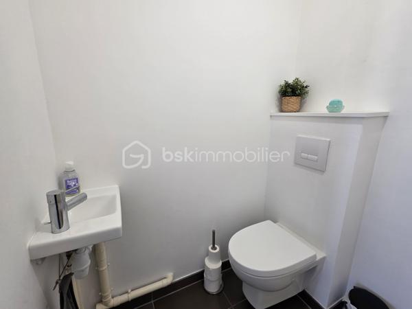 Bordeaux Lac – Appartement T5 en étage élevé avec terrasse et vue dégagée

Situé au cœur du quartier de Bordeaux Lac, au 8ᵉ étage d’une résidence récente et bien entretenue, découvrez ce spacieux appartement de type T5, lumineux et sans vis-à-vis.

L’entrée dessert un séjour lumineux avec cuisine ouverte, créant un espace de vie convivial, prolongé par un grand balcon idéal pour profiter de l’extérieur au quotidien.

L’appartement se compose de quatre chambres, dont une suite parentale avec salle d’eau et accès direct à une terrasse privative, véritable espace de détente. Vous trouverez également une salle de bains, deux WC, une buanderie ainsi que de nombreux rangements. 

Les + du bien :

Résidence récente (2019)
Aucun travaux à prévoir
Étage élevé, très lumineux
Vue dégagée sans vis-à-vis
Balcon + terrasse
Suite parentale avec extérieur
2 places de parking en sous-sol

Les charges comprennent les charges communes, l'ascenseur, l'eau et le chauffage par biomasse.

À proximité immédiate des commerces, transports, écoles et commodités du secteur Bordeaux Lac.

Un bien clé en main, idéal pour une famille !