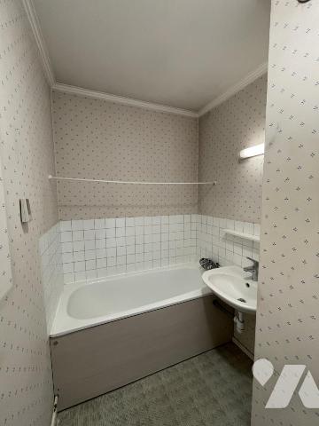 LOOS - Résidence Arago - Appartement Type 3 d'env. 77m² avec balcon à rénover + Garage 