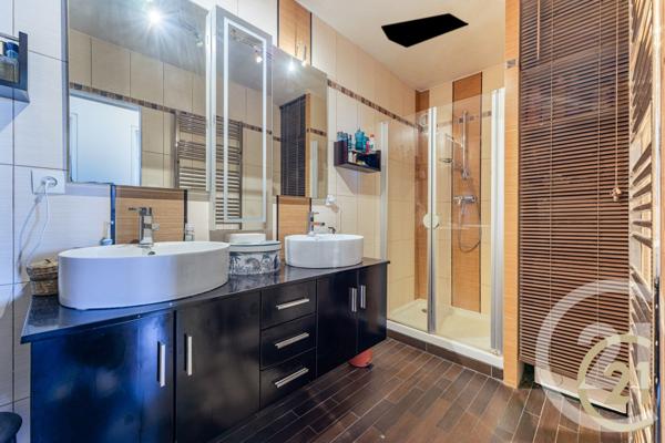 Appartement F5 à vendre  5 pièces - 140 m2 VAULX EN VELIN - 69