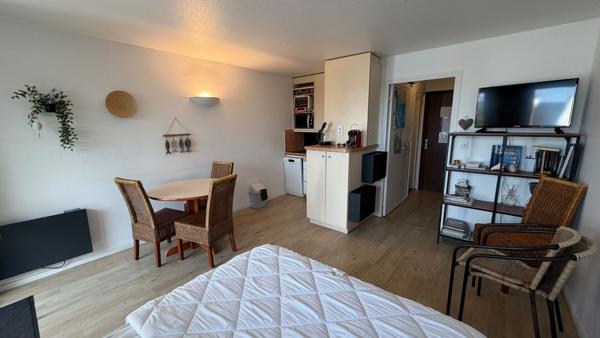 QUIBERON - Studio rénové à vendre tout proche du centre-ville avec stationnement et piscine