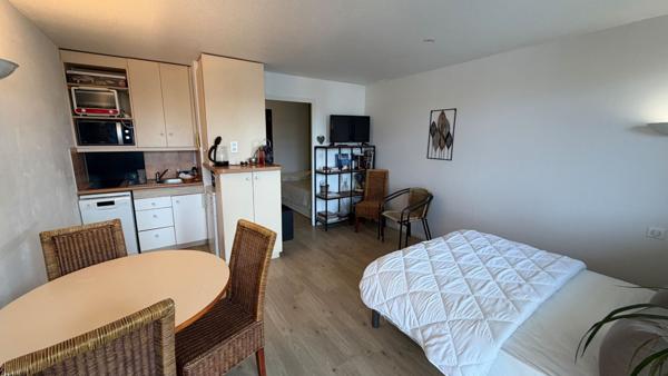 QUIBERON - Studio rénové à vendre tout proche du centre-ville avec stationnement et piscine