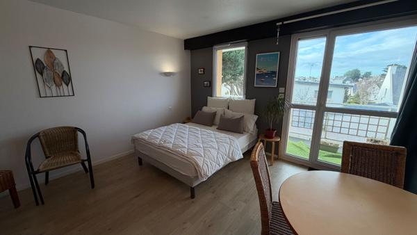 QUIBERON - Studio rénové à vendre tout proche du centre-ville avec stationnement et piscine