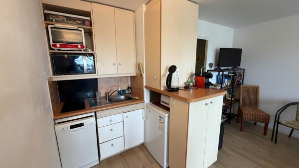 QUIBERON - Studio rénové à vendre tout proche du centre-ville avec stationnement et piscine