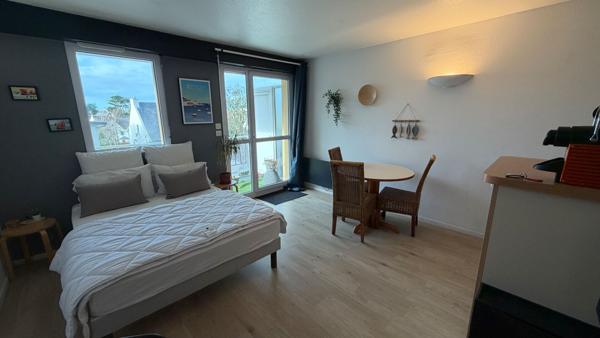 QUIBERON - Studio rénové à vendre tout proche du centre-ville avec stationnement et piscine