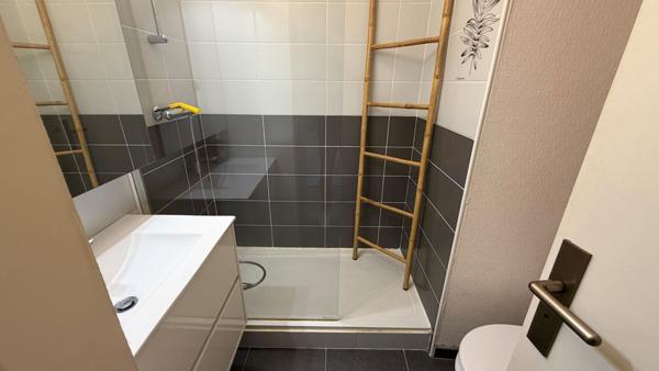 QUIBERON - Studio rénové à vendre tout proche du centre-ville avec stationnement et piscine