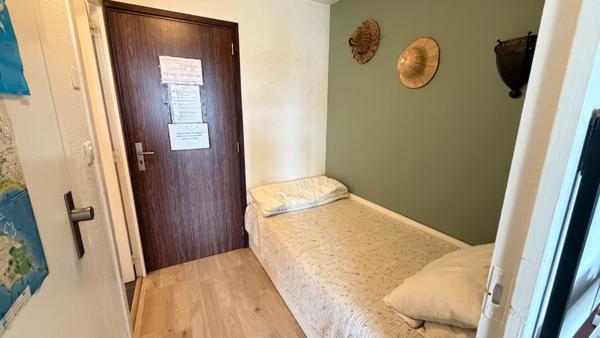 QUIBERON - Studio rénové à vendre tout proche du centre-ville avec stationnement et piscine