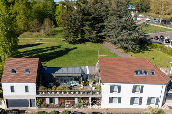 De l’ancien relais à l’échappée contemporaine en lisière de parc.