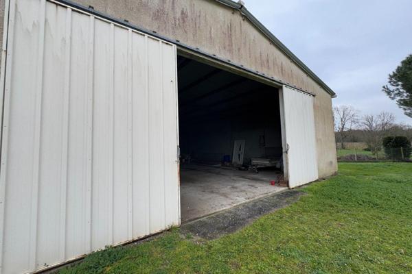 Entrepôt/Hangar d'environ 400 m2 sur 1000 m2 de terrain