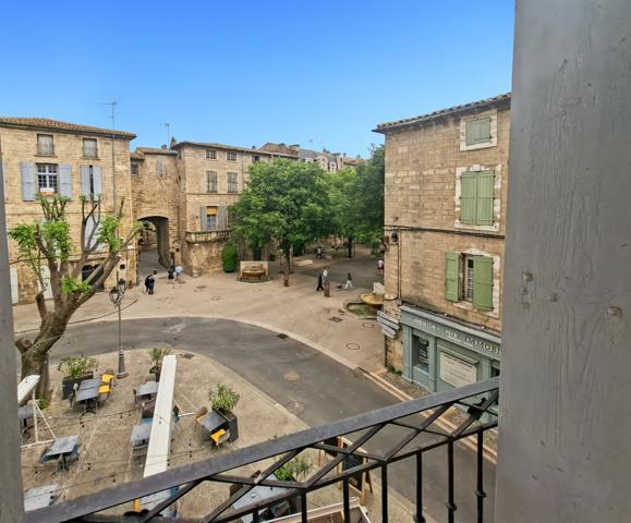 Pézenas (34120) Pézenas, Cours Jean-Jaurès, bel appartement T2