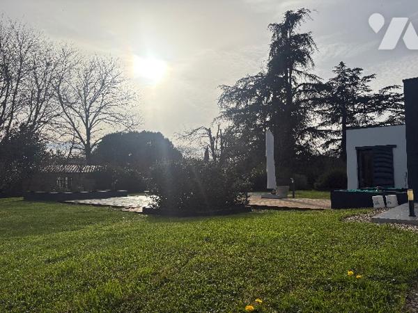 Unique ! Villa contemporaine, d'architecte, de plain-pied, ultra lumineuse avec jardin, piscine...