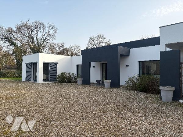 Unique ! Villa contemporaine, d'architecte, de plain-pied, ultra lumineuse avec jardin, piscine...