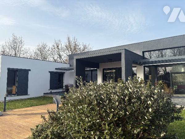 Unique ! Villa contemporaine, d'architecte, de plain-pied, ultra lumineuse avec jardin, piscine...