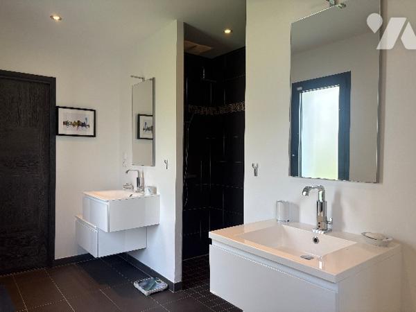 Unique ! Villa contemporaine, d'architecte, de plain-pied, ultra lumineuse avec jardin, piscine...