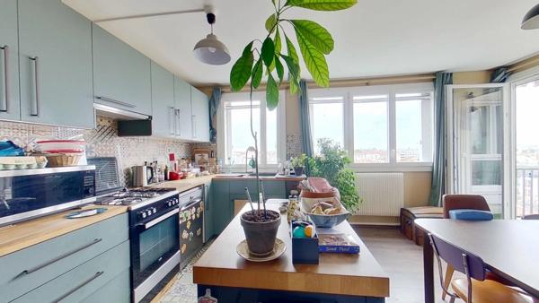 EXCLUSIVITÉ – Appartement 3/4 pièces avec balcon – 6ᵉ et dernier étage, traversant et lumineux – Métro Robespierre