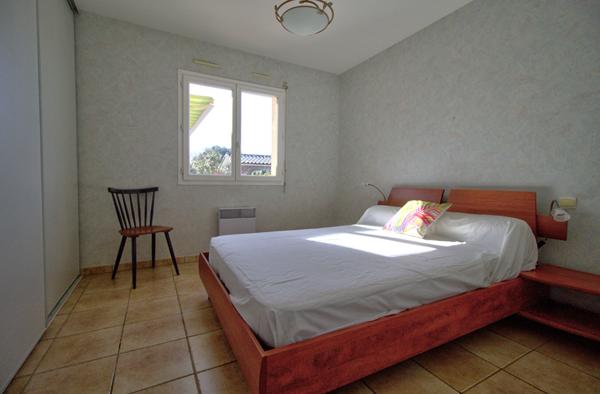 BOE - Maison lumineuse de plain-pied de 110 m² avec 3 chambres, garage et jardin dans un quartier calme et recherché.